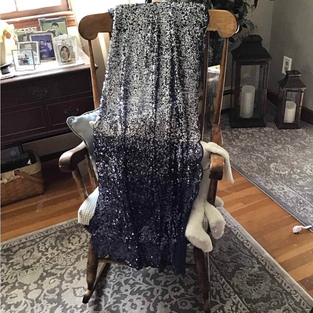 Excellent condition Joan Rivers Sequin Scarf/Shawl in in Rich Navy/Silver!